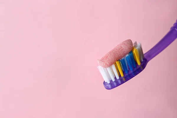 Zahnbürste Mit Paste Auf Farbigem Hintergrund Nahaufnahme — Stockfoto