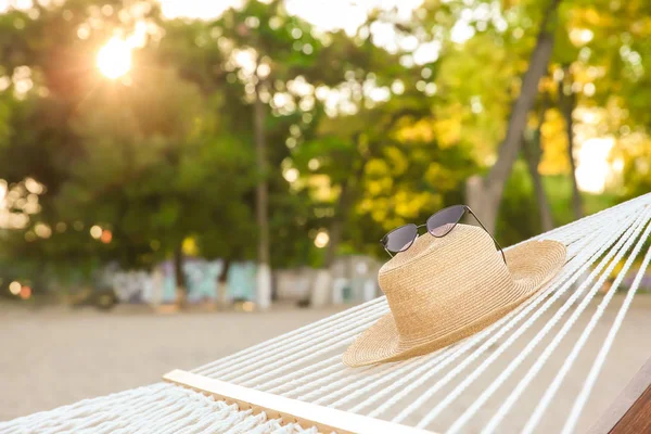 Bequeme Hängematte Mit Strohhut Und Sonnenbrille Meer — Stockfoto