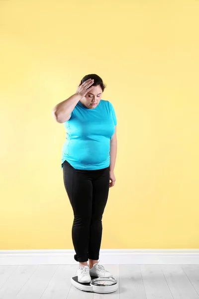 Избыточный Вес Женщины Спортивной Одежде Помощью Весов Рядом Цветной Стеной — стоковое фото
