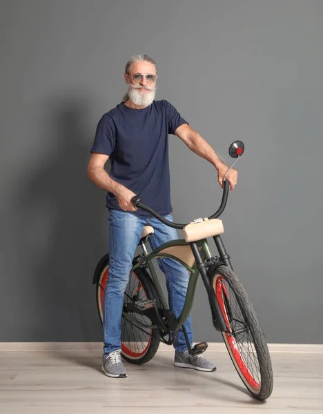 Bisiklet Renk Duvarının Yakınında Olan Yakışıklı Olgun Adam Portresi — Stok fotoğraf