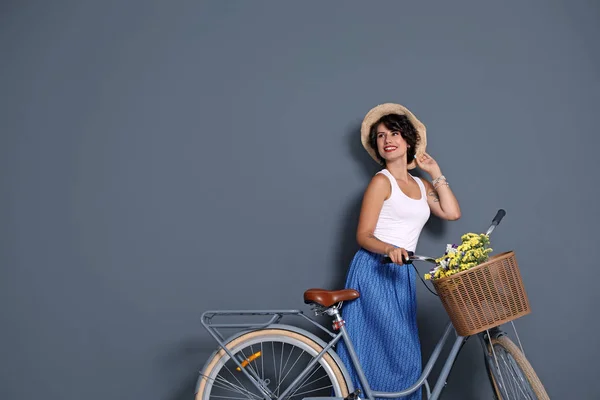 Retrato Bela Jovem Com Bicicleta Sobre Fundo Cor — Fotografia de Stock