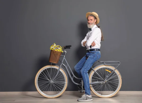 Retrato Homem Maduro Bonito Com Bicicleta Perto Parede Cor — Fotografia de Stock