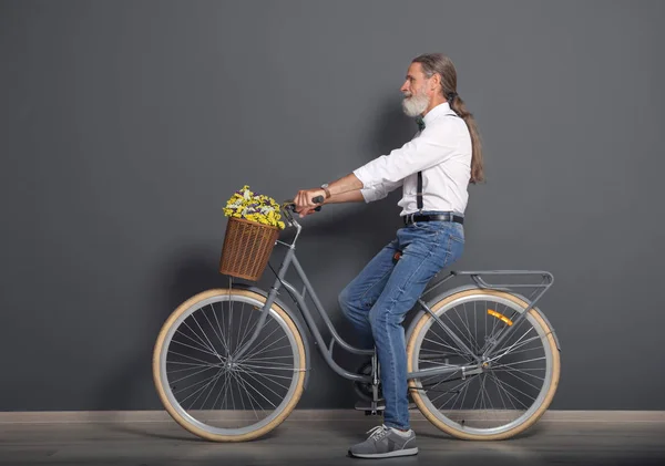 Портрет Красивого Зрілого Чоловіка Велосипедом Біля Кольорової Стіни — стокове фото