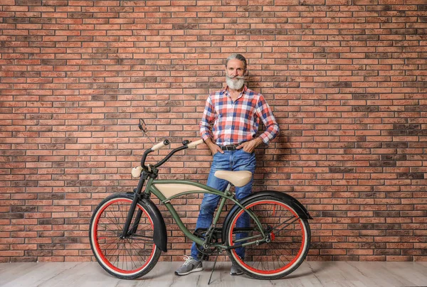 Duvara Yakın Bisiklet Ile Yakışıklı Olgun Adam Portresi — Stok fotoğraf