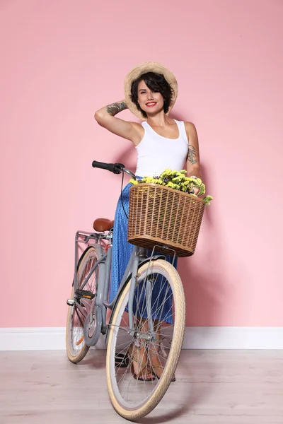 Retrato Bela Jovem Com Bicicleta Perto Parede Cor — Fotografia de Stock