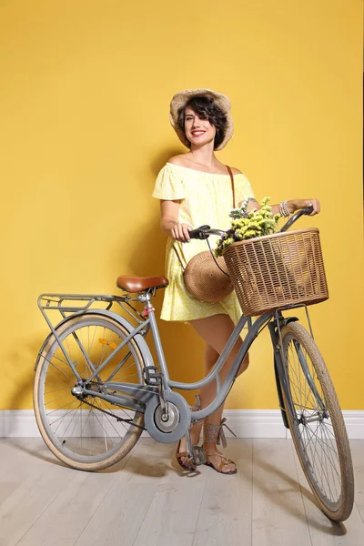 Portret Piękną Młodą Kobietę Rowerów Pobliżu Kolor Ściany — Zdjęcie stockowe