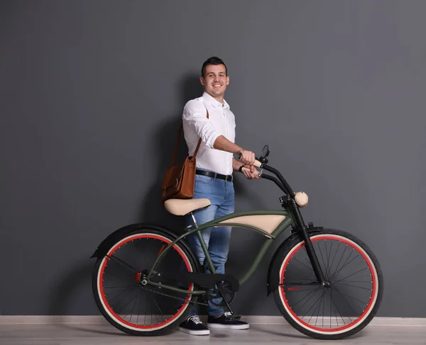 Портрет Красивого Молодого Чоловіка Велосипедом Біля Кольорової Стіни — стокове фото