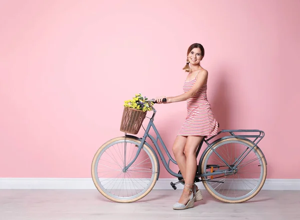 Portret Pięknej Kobiety Rowerów Pobliżu Kolor Ściany — Zdjęcie stockowe