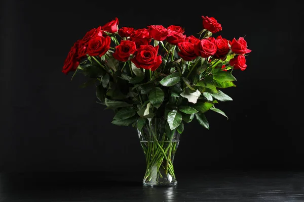 Vaso Com Belas Flores Vermelhas Rosa Fundo Preto — Fotografia de Stock