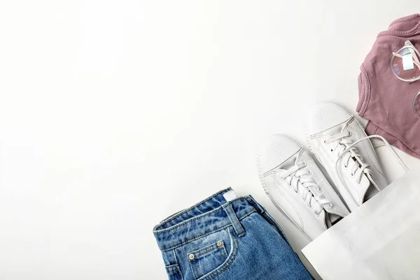 Stijlvolle Flat Lag Compositie Bij Boodschappentas Kleding Witte Achtergrond — Stockfoto