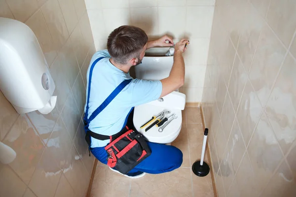 Encanador Profissional Reparação Uniforme Tanque Sanitário Dentro Casa — Fotografia de Stock