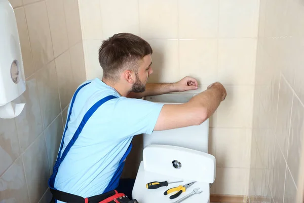 Encanador Profissional Reparação Uniforme Tanque Sanitário Dentro Casa — Fotografia de Stock