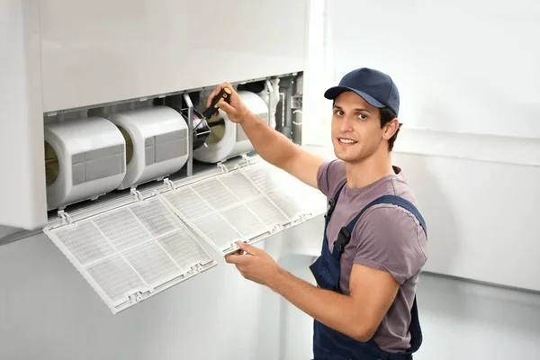 Mannelijke Technicus Airconditioner Binnenshuis Herstellen — Stockfoto