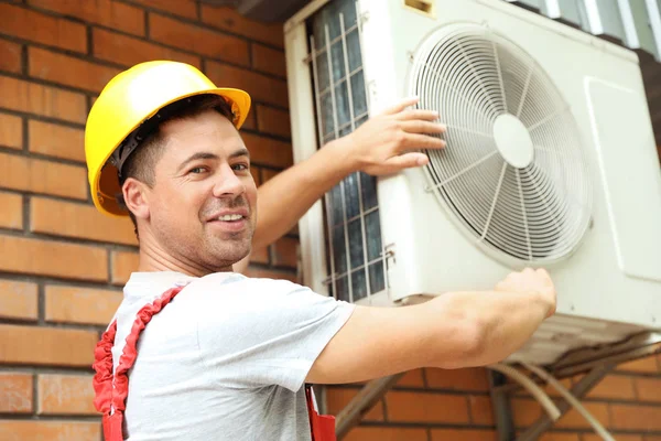 Techniker Repariert Klimaanlage Freien — Stockfoto