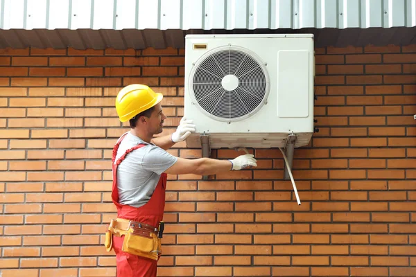 エアコンの屋外固定男性技術者 — ストック写真