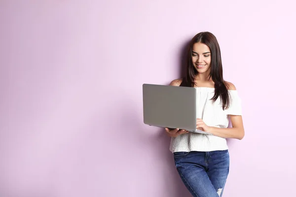 Jeune Femme Avec Ordinateur Portable Moderne Sur Fond Couleur — Photo