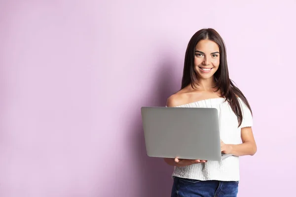 Giovane Donna Con Computer Portatile Moderno Sfondo Colori — Foto Stock