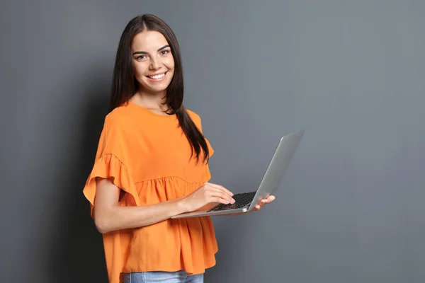 Mujer Joven Con Portátil Moderno Sobre Fondo Gris — Foto de Stock