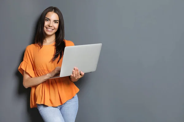 Mujer Joven Con Portátil Moderno Sobre Fondo Gris — Foto de Stock