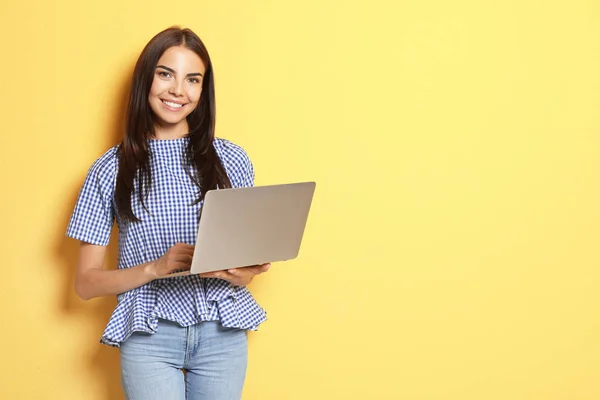 Giovane Donna Con Computer Portatile Moderno Sfondo Colori — Foto Stock