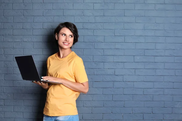 Jeune Femme Avec Ordinateur Portable Moderne Sur Fond Mur Briques — Photo