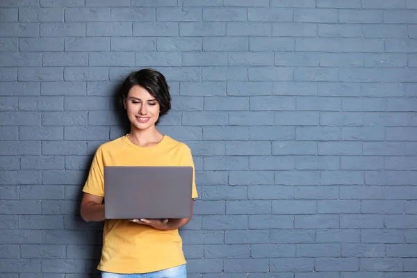 Jeune Femme Avec Ordinateur Portable Moderne Sur Fond Mur Briques — Photo