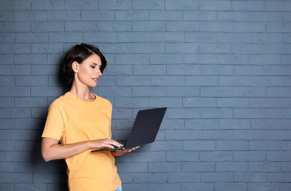 Jeune Femme Avec Ordinateur Portable Moderne Sur Fond Mur Briques — Photo