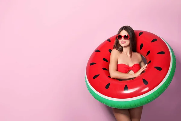 Sexy Junge Frau Bikini Mit Aufblasbarem Ring Auf Farbigem Hintergrund — Stockfoto