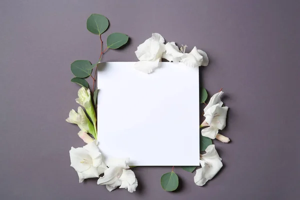 Hermosas Flores Gladiolo Con Tarjeta Blanco Sobre Fondo Oscuro Vista —  Fotos de Stock