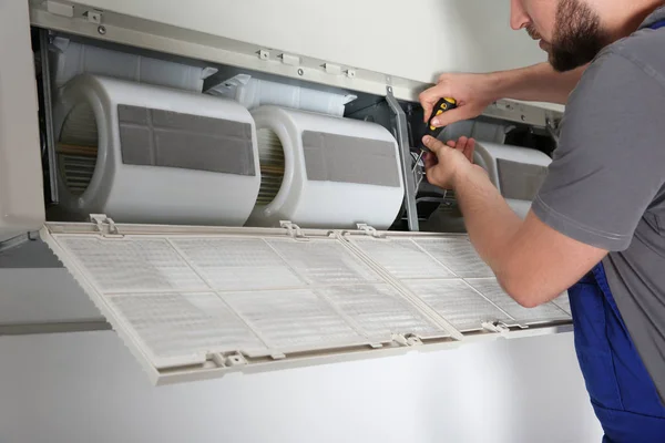 Jeune Technicien Masculin Réparant Climatiseur Intérieur Images De Stock Libres De Droits