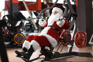 Otantik Noel Baba modern spor salonunda eğitim