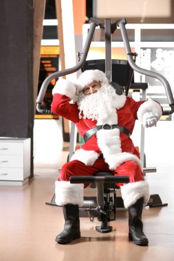 Otantik Noel Baba modern spor salonunda egzersiz sonra dinlenme