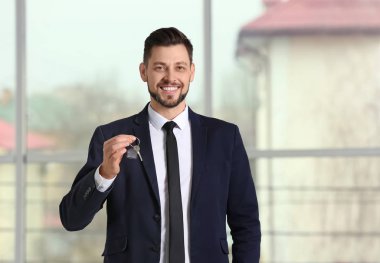 Emlakçı evin anahtarı, holding