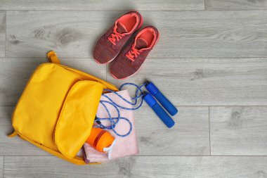 Ahşap arka plan, üstten görünüm spor çanta ve spor salonu ekipmanları