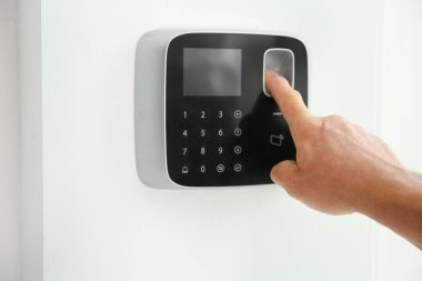 Olgun adam kapalı alarm sistemi tuş takımında kodunu girme