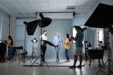 Profesyonel takım fotoğraf stüdyosu modeli ile çalışma