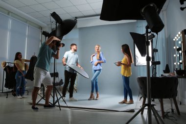 Profesyonel takım fotoğraf stüdyosu modeli ile çalışma