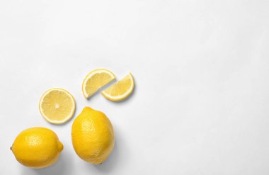 Beyaz zemin üzerine limon ile güzel kompozisyon