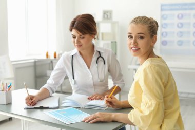 Hastanede doktor randevusu olan hasta