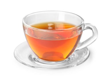 Beyaz arka planda bir bardak sıcak aromalı çay.
