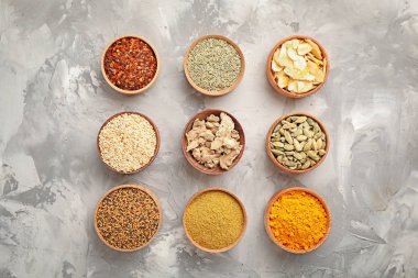 Grunge arka plan üzerinde farklı Aromatik baharatlar ile düz yatıyordu kompozisyon