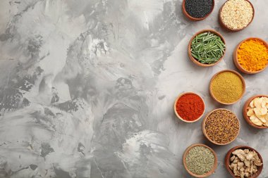Grunge arka plan üzerinde farklı Aromatik baharatlar ile düz yatıyordu kompozisyon