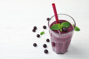 Lezzetli acai smoothie tablo ile cam
