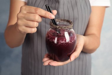 Lezzetli acai suyu, closeup kavanoz tutan kadın