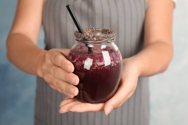 Lezzetli acai suyu, closeup kavanoz tutan kadın