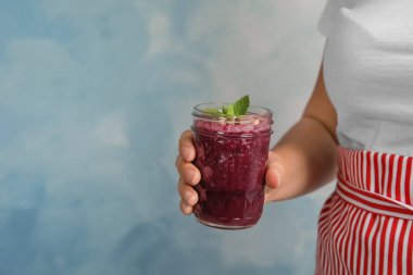 Mason kavanoza lezzetli acai suyu, closeup tutan kadın