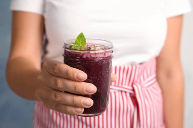 Mason kavanoza lezzetli acai suyu, closeup tutan kadın