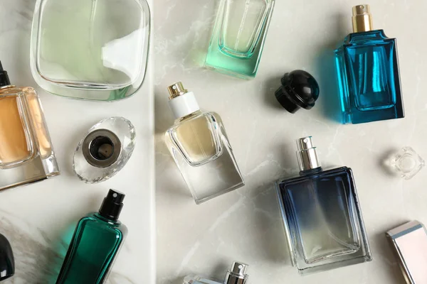 Parfüm Şişeleri Açık Renkli Düz Üzerinde Yatıyordu — Stok fotoğraf