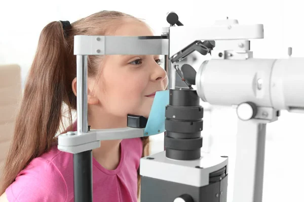 Μικρό Κορίτσι Επισκέπτονται Οφθαλμίατρο Στο Ιατρείο — Φωτογραφία Αρχείου