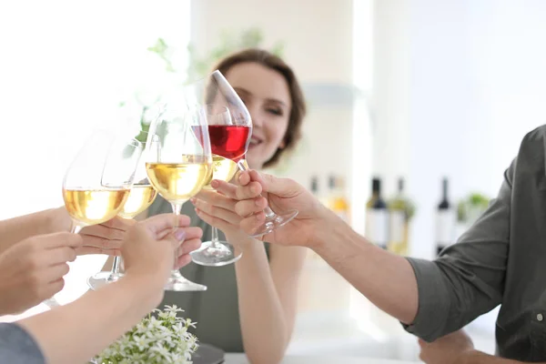 Giovani Con Bicchieri Vino Delizioso Chiuso — Foto Stock